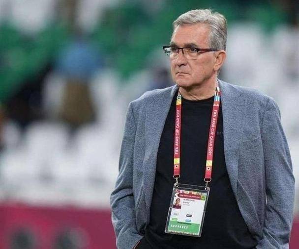 球队主帅因战术问题遭遇批评