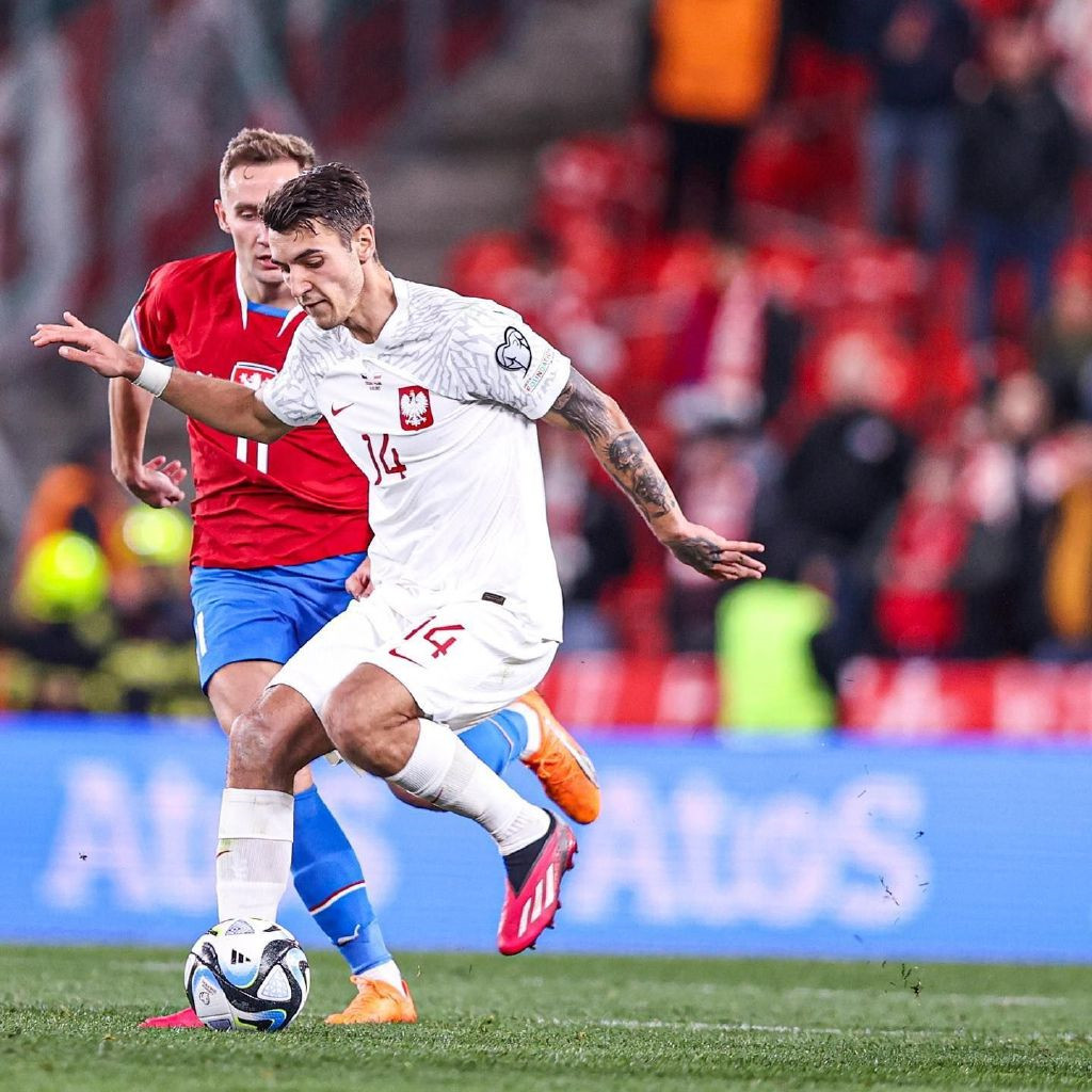 波兰足球队在重要比赛中取胜