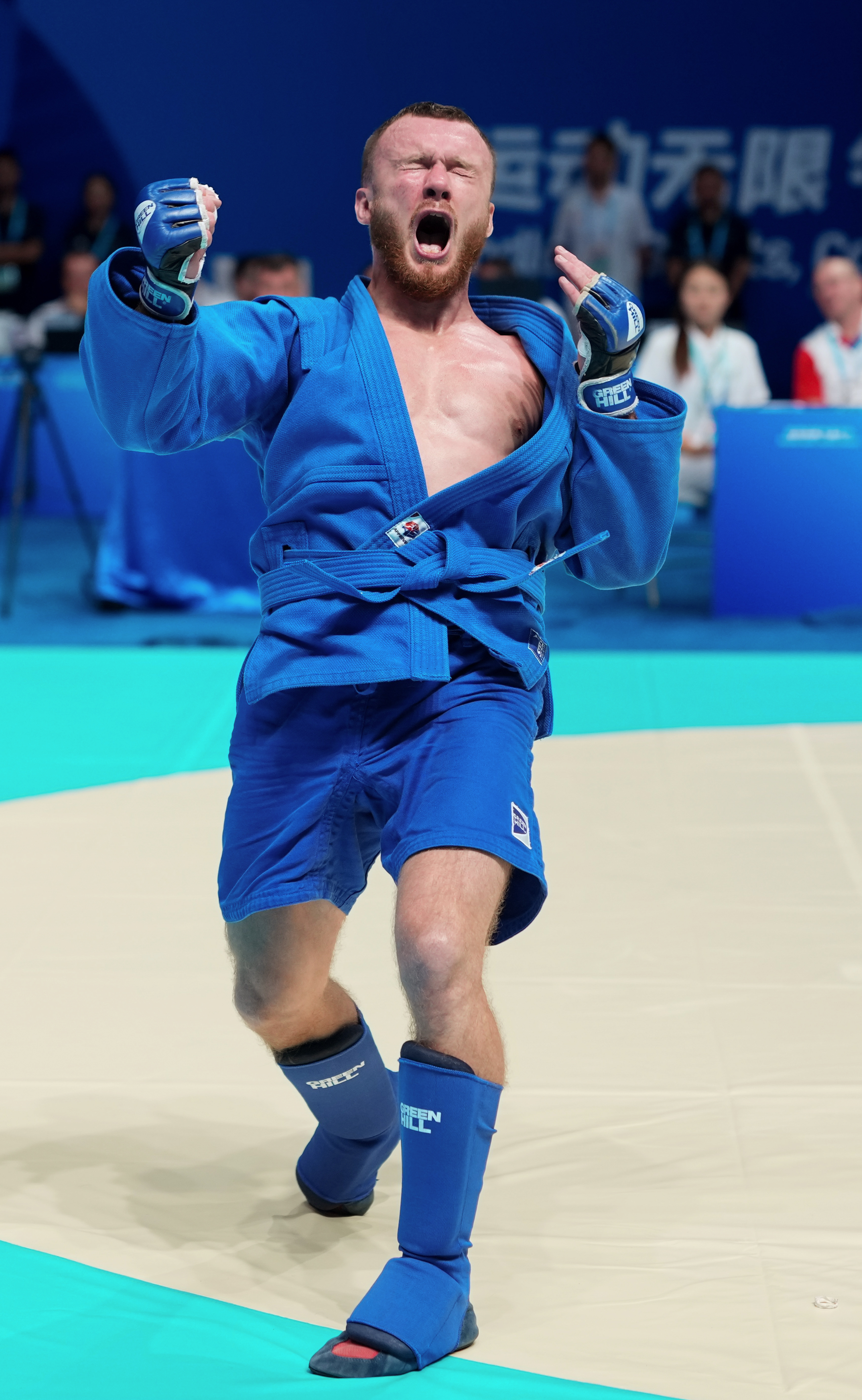 包含搏命一搏！球员们在赛场上拼尽全力，追逐胜利！的词条