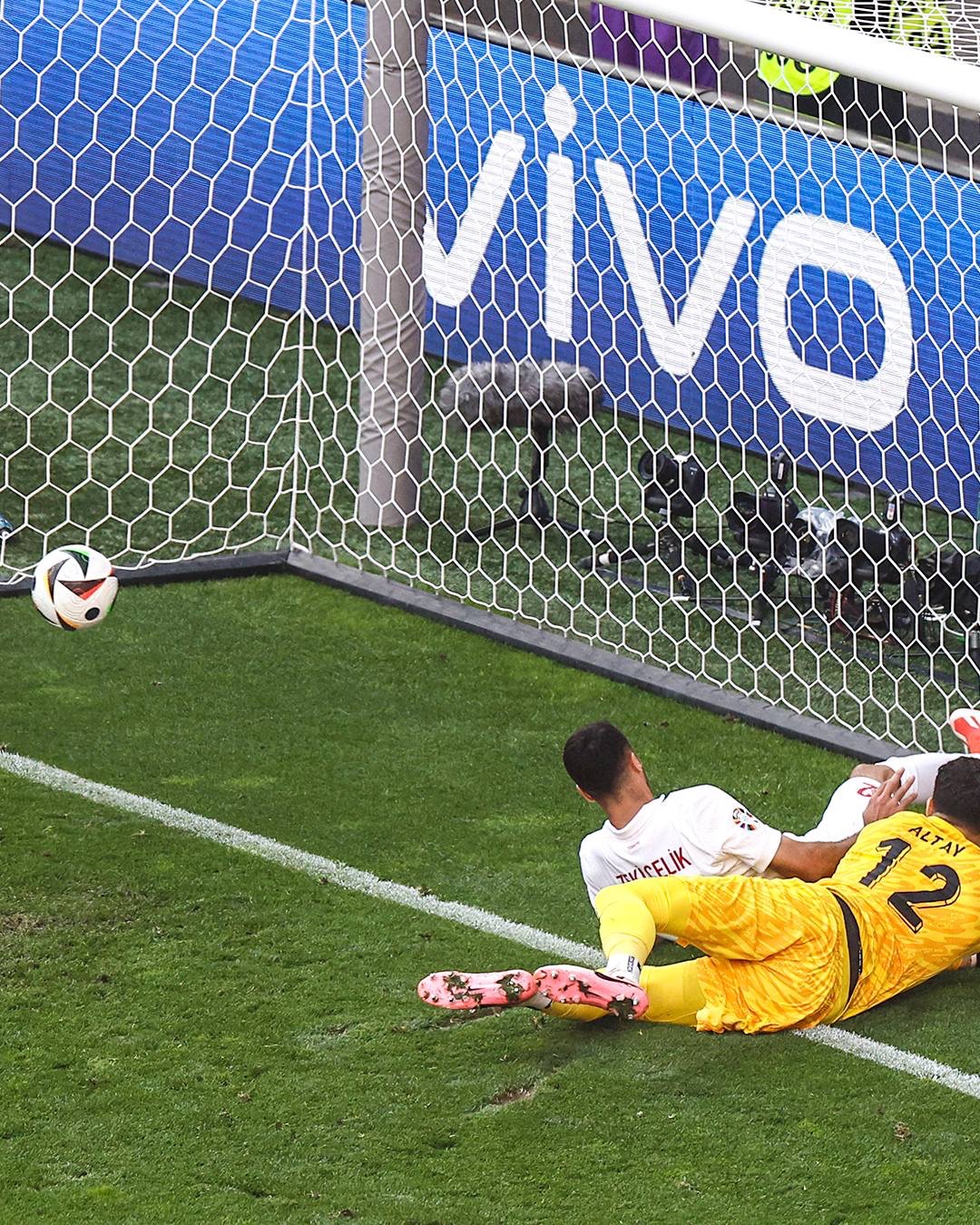 开云体育电竞-球员状态低迷，连续比赛表现黯淡