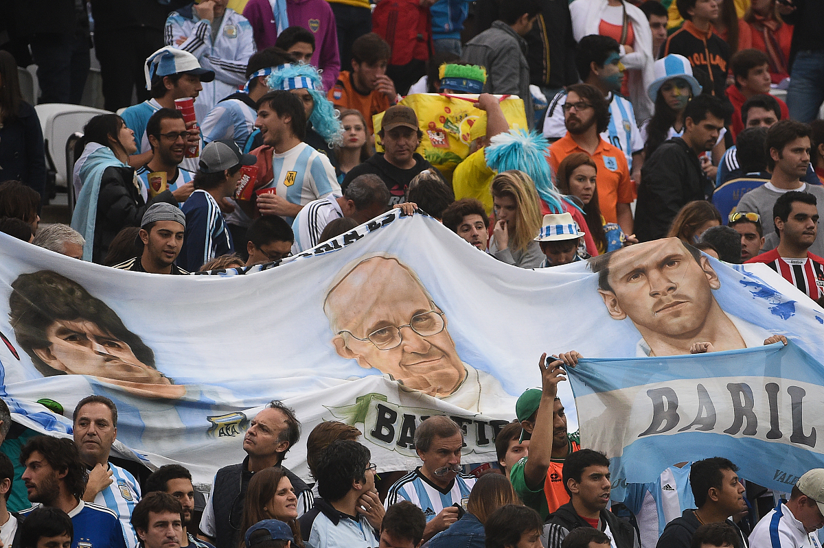 球员在国际足球场上取得辉煌胜利