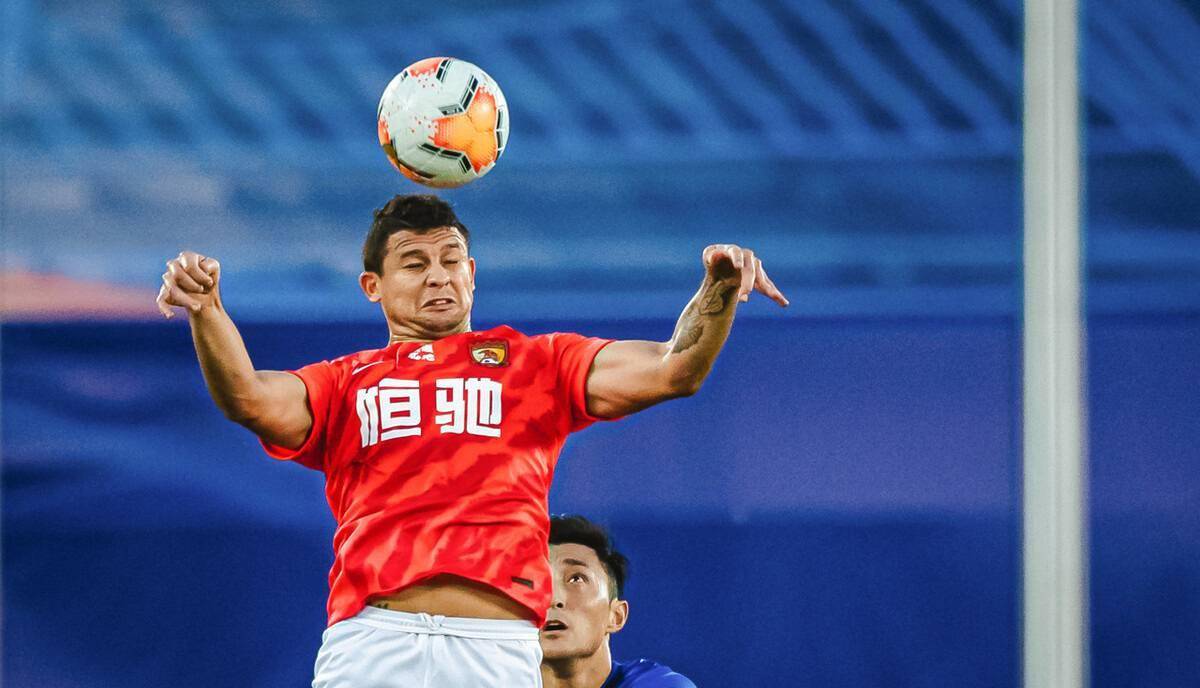 关于山东球队超越困境，备战期间斗志昂扬的信息