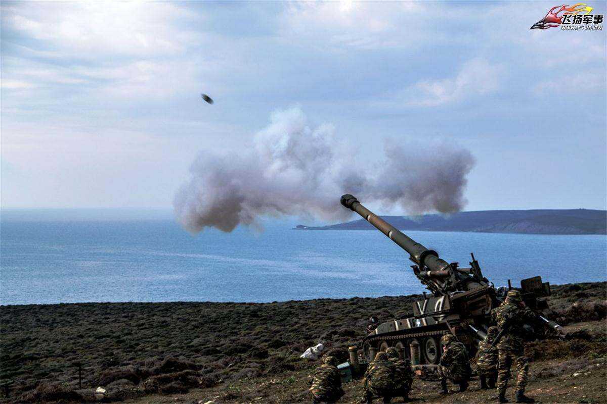 希腊射击选手射中靶心，接过铜牌