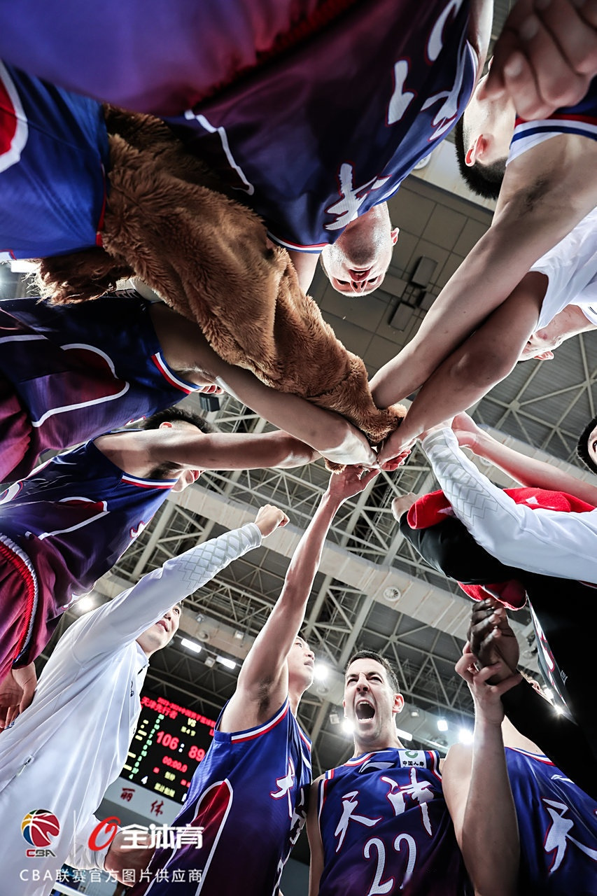 球员们全力以赴冲刺战胜对手