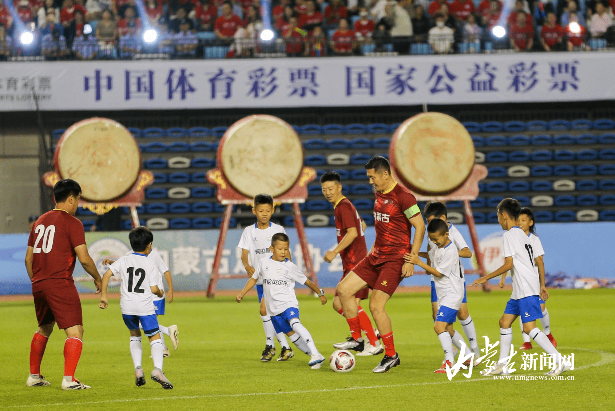 激情足球比赛现场直播，精彩对决上演的简单介绍