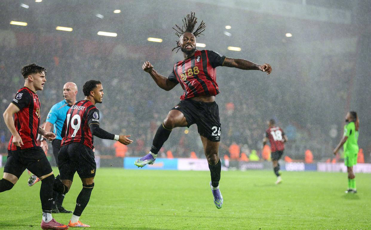 球员表现抢眼,成为全场焦点 球员表现抢眼,成为全场焦点